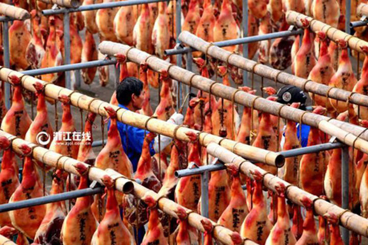 Toát mồ hôi với đặc sản đùi lợn đen sì, mốc meo quanh năm của người Trung Quốc - Ảnh 13.