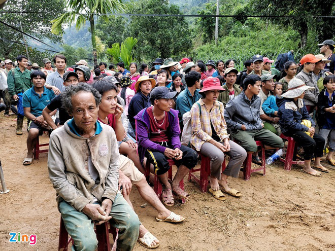 Khó khăn khi sơ tán 500 người dân Trà Leng trước bão số 10 - Ảnh 2.