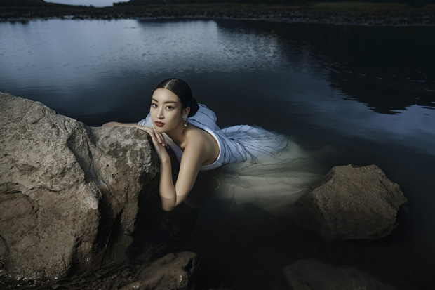Hoa hậu Đỗ Mỹ Linh tụt đường huyết suýt ngất xỉu vì leo 500 bậc cầu thang, thực hiện bộ ảnh đầy ma mị - Ảnh 2.