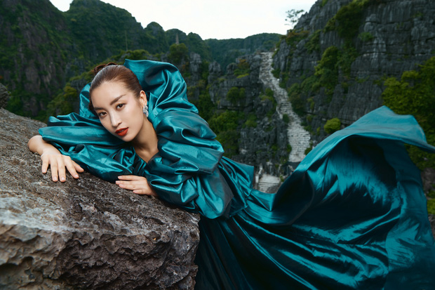 Hoa hậu Đỗ Mỹ Linh tụt đường huyết suýt ngất xỉu vì leo 500 bậc cầu thang, thực hiện bộ ảnh đầy ma mị - Ảnh 8.