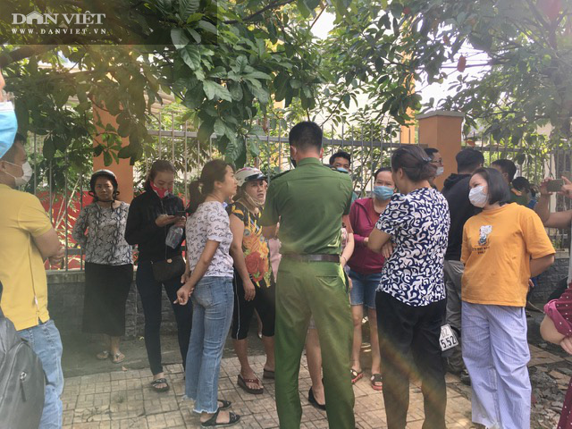 TP.HCM: Hơn 100 phụ huynh tiếp tục &quot;quây&quot; Trường tiểu học Trần Thị Bưởi vì nghi bữa ăn của trẻ bị cắt xén - Ảnh 1.