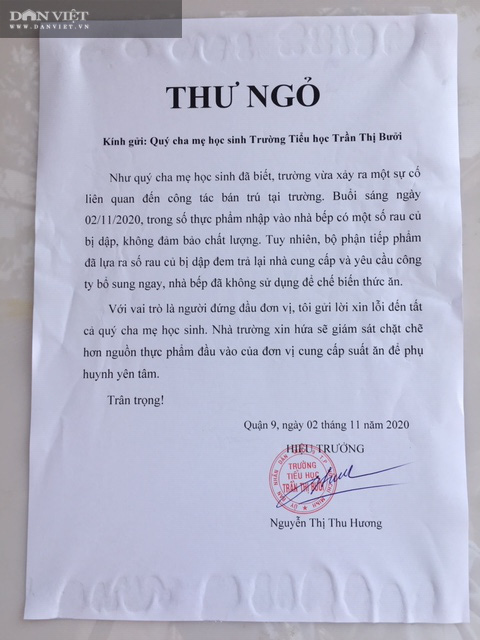 TP.HCM: Hơn 100 phụ huynh tiếp tục &quot;quây&quot; Trường tiểu học Trần Thị Bưởi vì nghi bữa ăn của trẻ bị cắt xén - Ảnh 2.