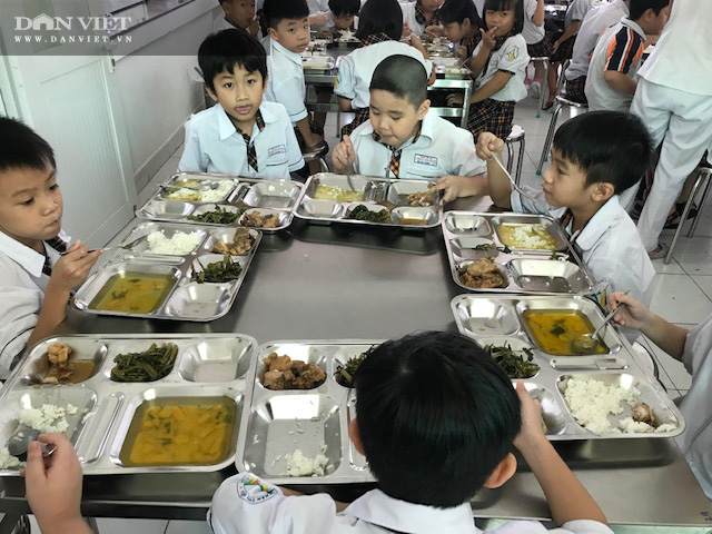 TP.HCM: Hơn 100 phụ huynh tiếp tục &quot;quây&quot; Trường tiểu học Trần Thị Bưởi vì nghi bữa ăn của trẻ bị cắt xén - Ảnh 3.