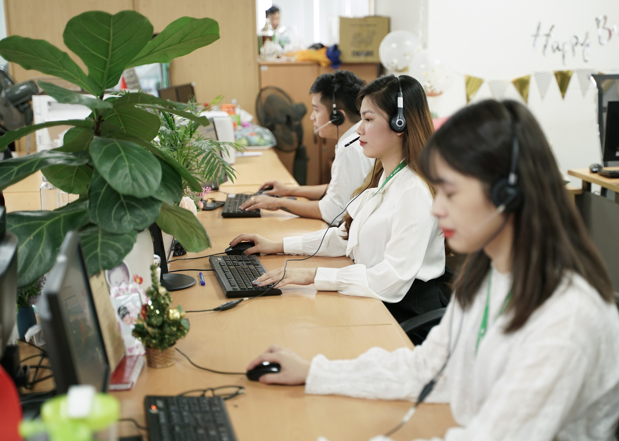 Lần đầu tiên tại Việt Nam: VPBank triển khai dịch vụ chuyển phát hồ sơ tận nhà - Ảnh 1.