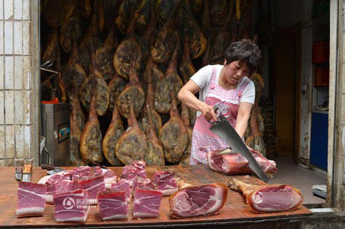 Toát mồ hôi với đặc sản đùi lợn đen sì, mốc meo quanh năm của người Trung Quốc - Ảnh 6.