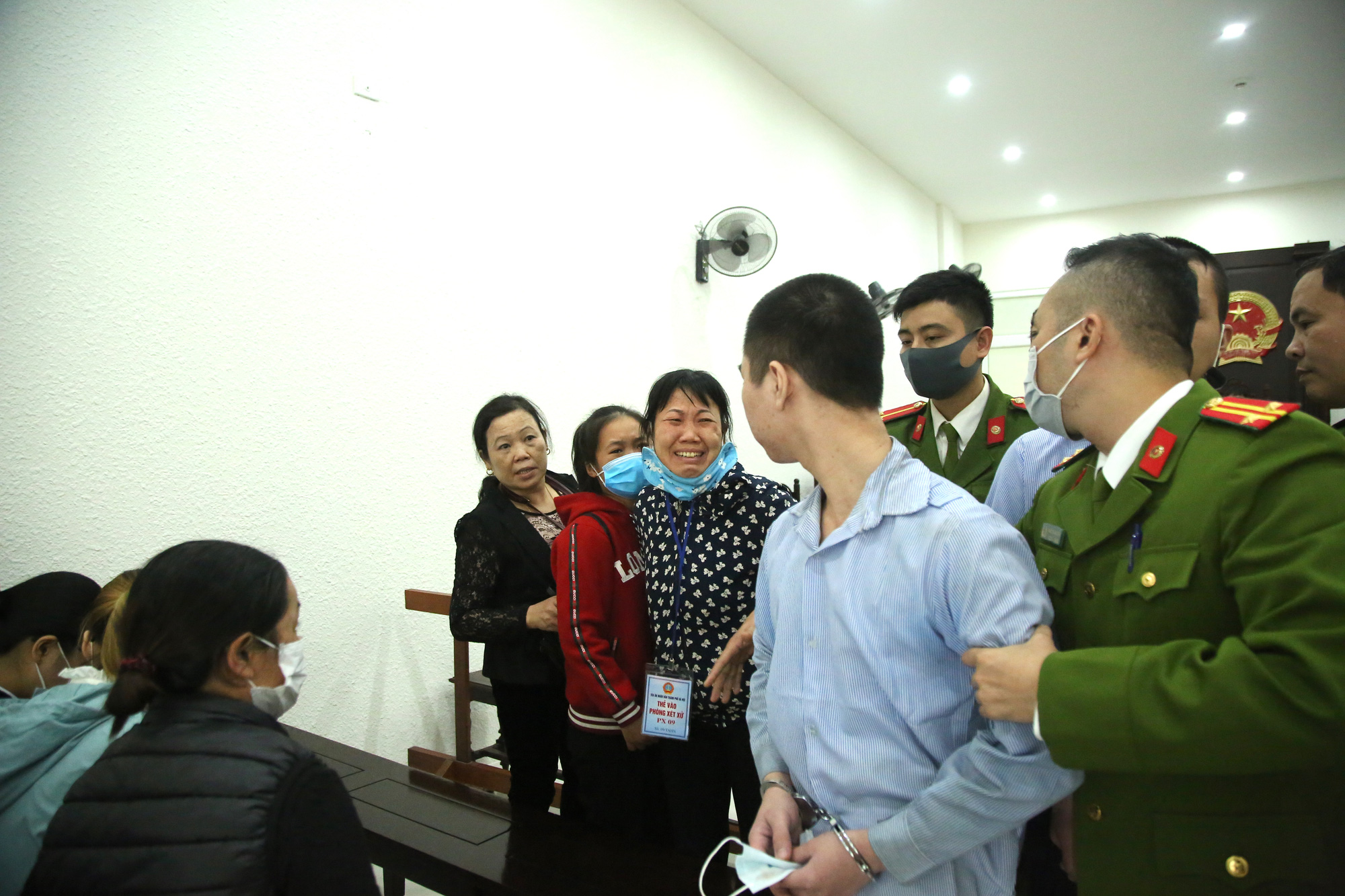 Hai tên cướp đâm tài xế Grab ở Hà Nội nhận tổng mức án 40 năm tù - Ảnh 5.