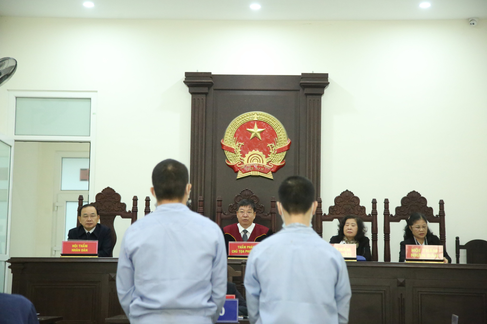 Hai tên cướp đâm tài xế Grab ở Hà Nội nhận tổng mức án 40 năm tù - Ảnh 4.
