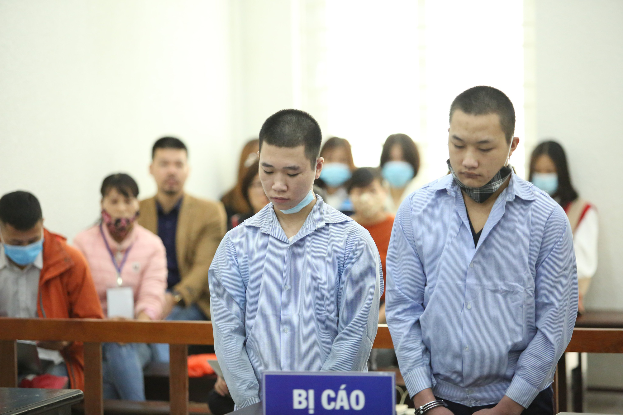 Hai tên cướp đâm tài xế Grab ở Hà Nội nhận tổng mức án 40 năm tù - Ảnh 1.