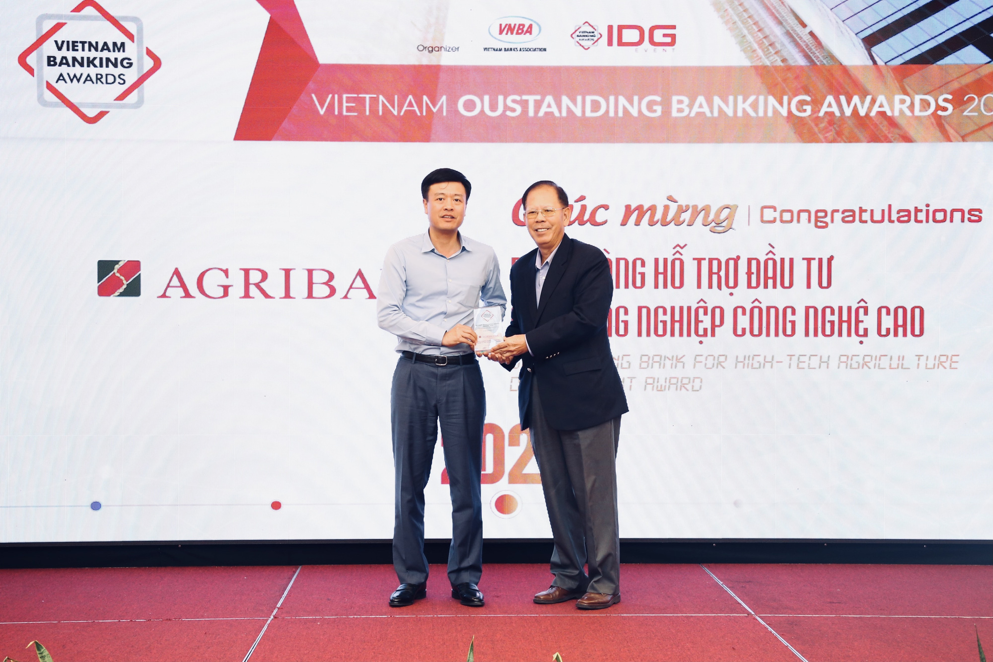 Agribank được vinh danh 2 giải thưởng Ngân hàng Việt Nam tiêu biểu năm 2020 - Ảnh 1.