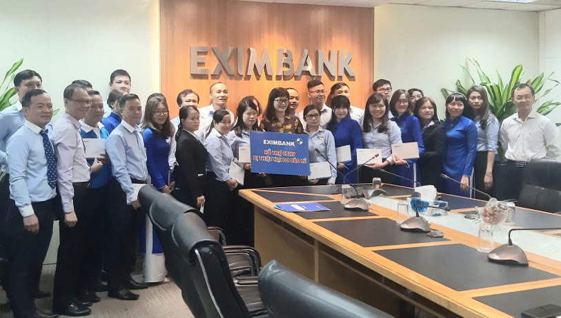 Công đoàn Ngân hàng Eximbank hỗ trợ nhân viên miền Trung sau trận lũ chồng lũ vừa qua - Ảnh 1.