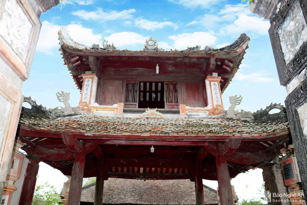 Nghệ An: Tới tận nơi ngắm vẻ đẹp độc, lạ của ngôi đền cổ hàng trăm năm tuổi - Ảnh 3.