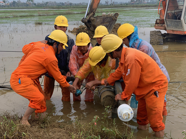 Quảng Ngãi: Những người ở tuyến đầu khắc phục hậu quả vùng tâm bão số 9  - Ảnh 6.