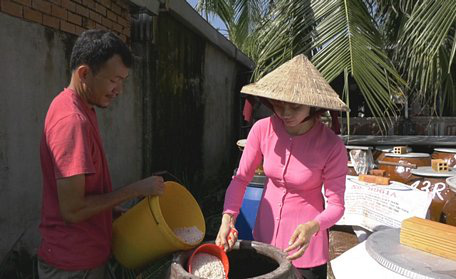 Đồng Tháp: Nước tràn đồng, dân hối hả làm nước mắm cá linh, bao nhiêu ký cá thì ra được 1 lít nước mắm? - Ảnh 1.