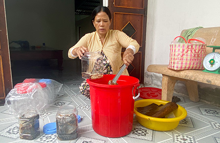 Hậu Giang: Lạ, cá tra rẻ rề rề, một nông dân đem đi muối mắm, ai ngờ bán chạy như tôm tươi - Ảnh 1.