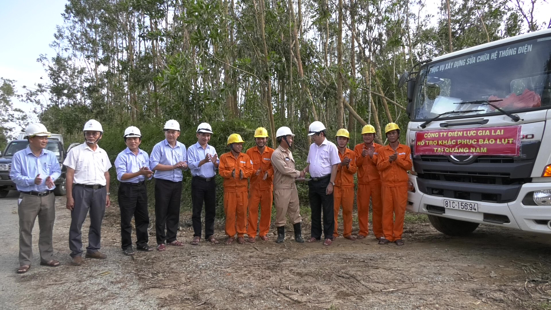 UBND tặng Bằng khen 14 đơn vị hỗ trợ PC Quảng Nam khôi phục cấp điện sau bão số 9 - Ảnh 2.