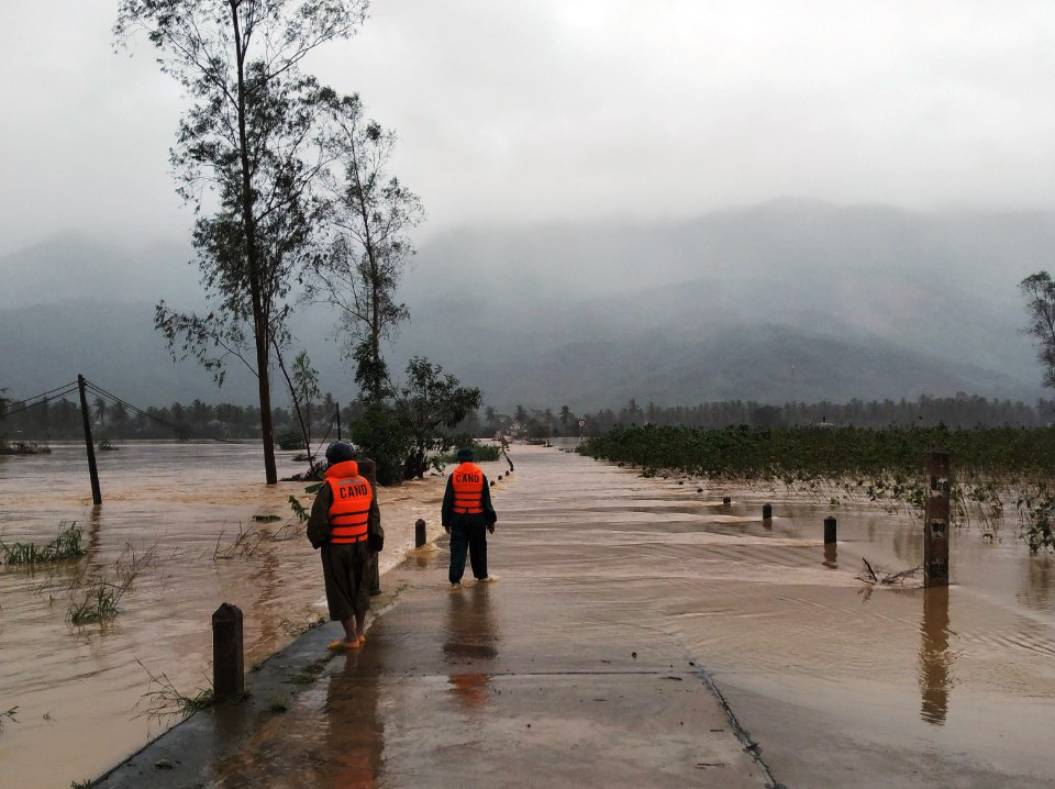 Bình Định: Hơn 1.000 nhà dân bị ngập, huyện trung du Hoài Ân thiệt hại nặng nề do lũ lớn - Ảnh 2.