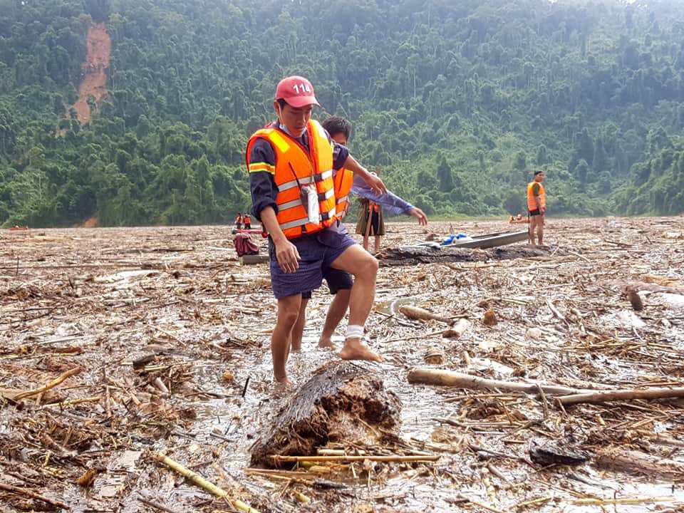 Bãi gỗ &quot;khổng lồ&quot; sau lũ: Gỗ quý hay củi rác? - Ảnh 5.