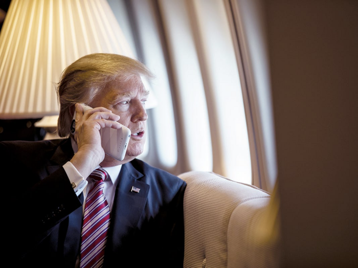 Tiết lộ: Tổng thống Mỹ Donald Trump dùng điện thoại &quot;cục gạch&quot;, không thể quay chụp, nhắn tin - Ảnh 2.