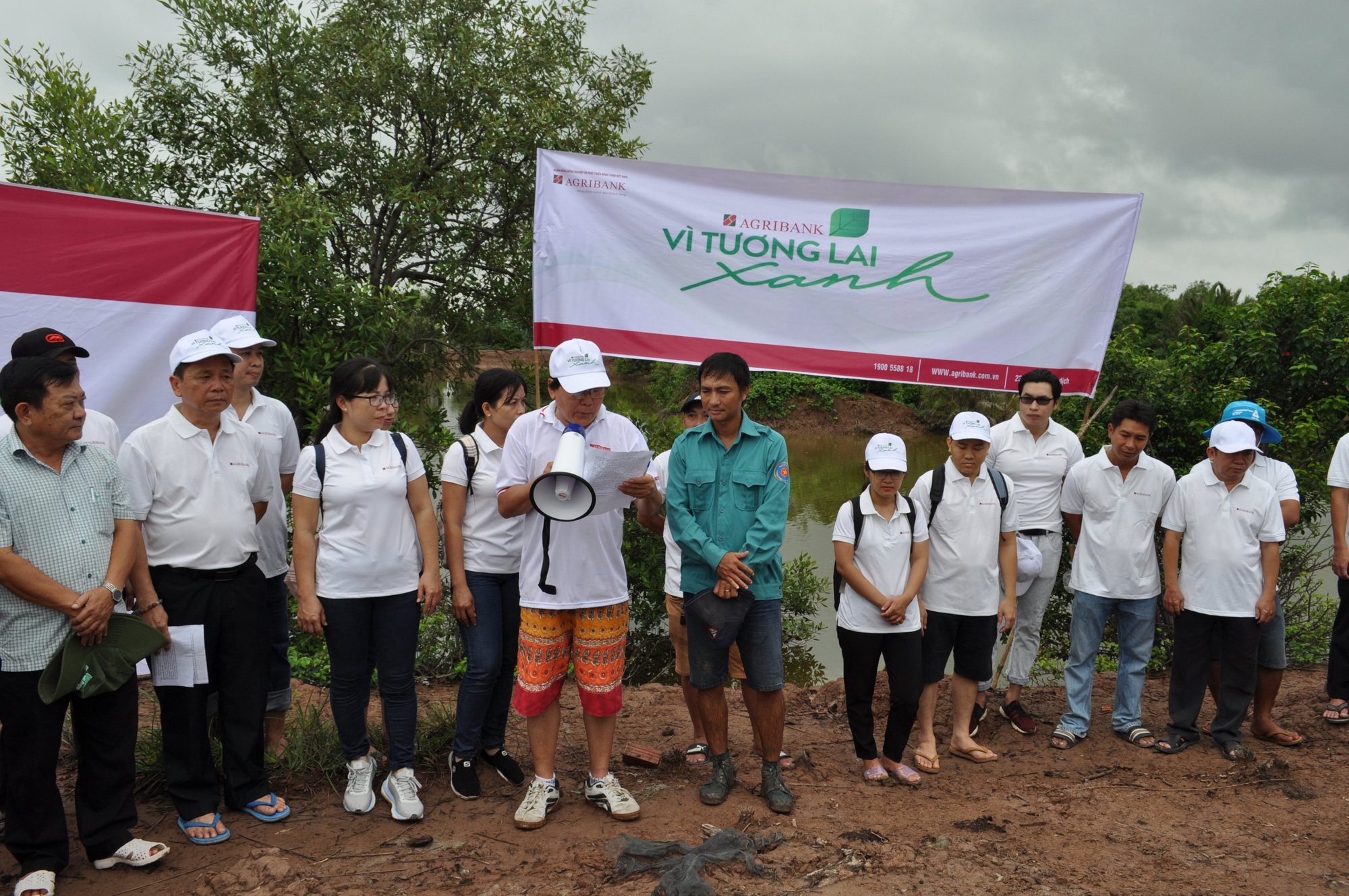 Agribank Chi nhánh Trà Vinh trồng mới 1.700 cây xanh khu vực rừng phòng hộ ven biển  - Ảnh 1.