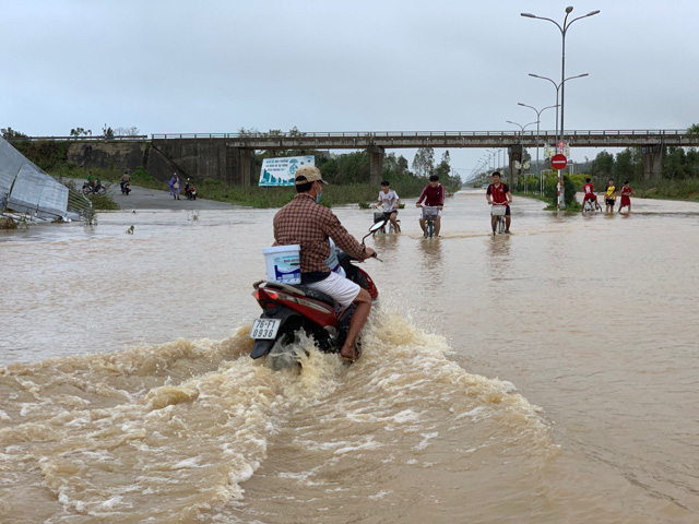 Quảng Ngãi:
Mưa bão số 10 chồng bão, hàng loạt khu dân cư chìm trong nước
 - Ảnh 11.