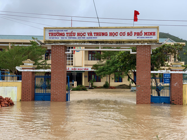 Quảng Ngãi:
Mưa bão số 10 chồng bão, hàng loạt khu dân cư chìm trong nước
 - Ảnh 8.