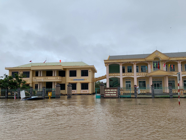 Quảng Ngãi:
Mưa bão số 10 chồng bão, hàng loạt khu dân cư chìm trong nước
 - Ảnh 7.