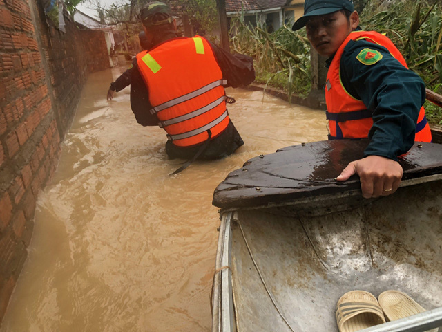 Quảng Ngãi:
Mưa bão số 10 chồng bão, hàng loạt khu dân cư chìm trong nước
 - Ảnh 14.