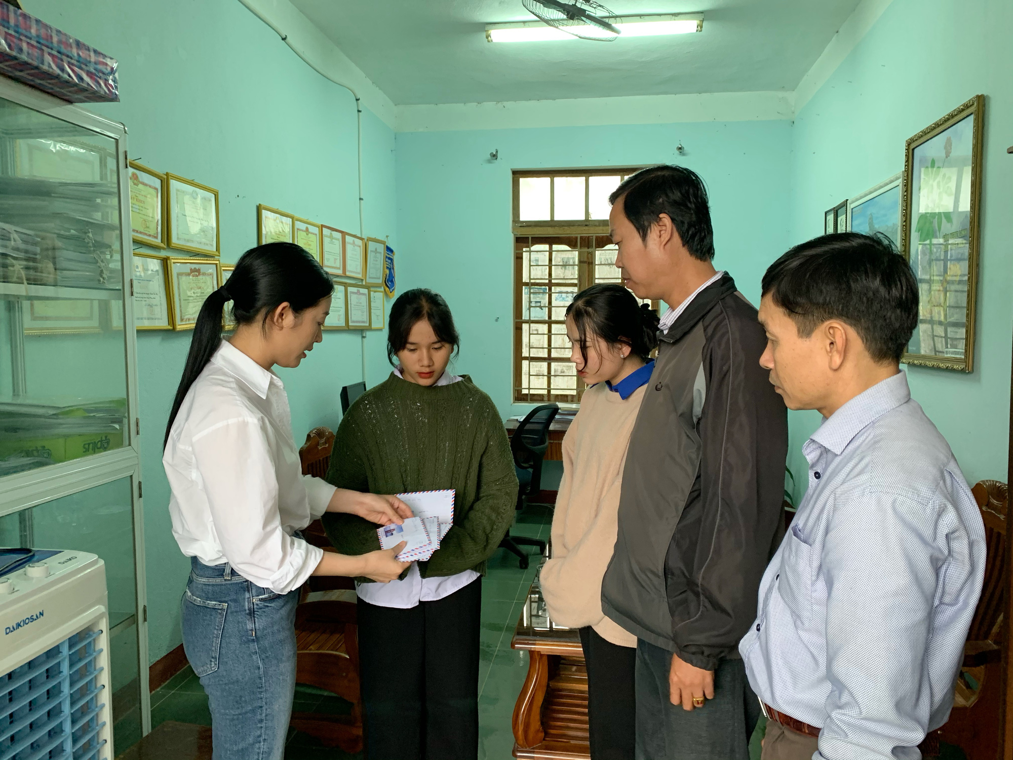Mai Thanh Hà động viên, trao quà cho các em học sinh sau vụ sạt lở Trà Leng - Ảnh 2.