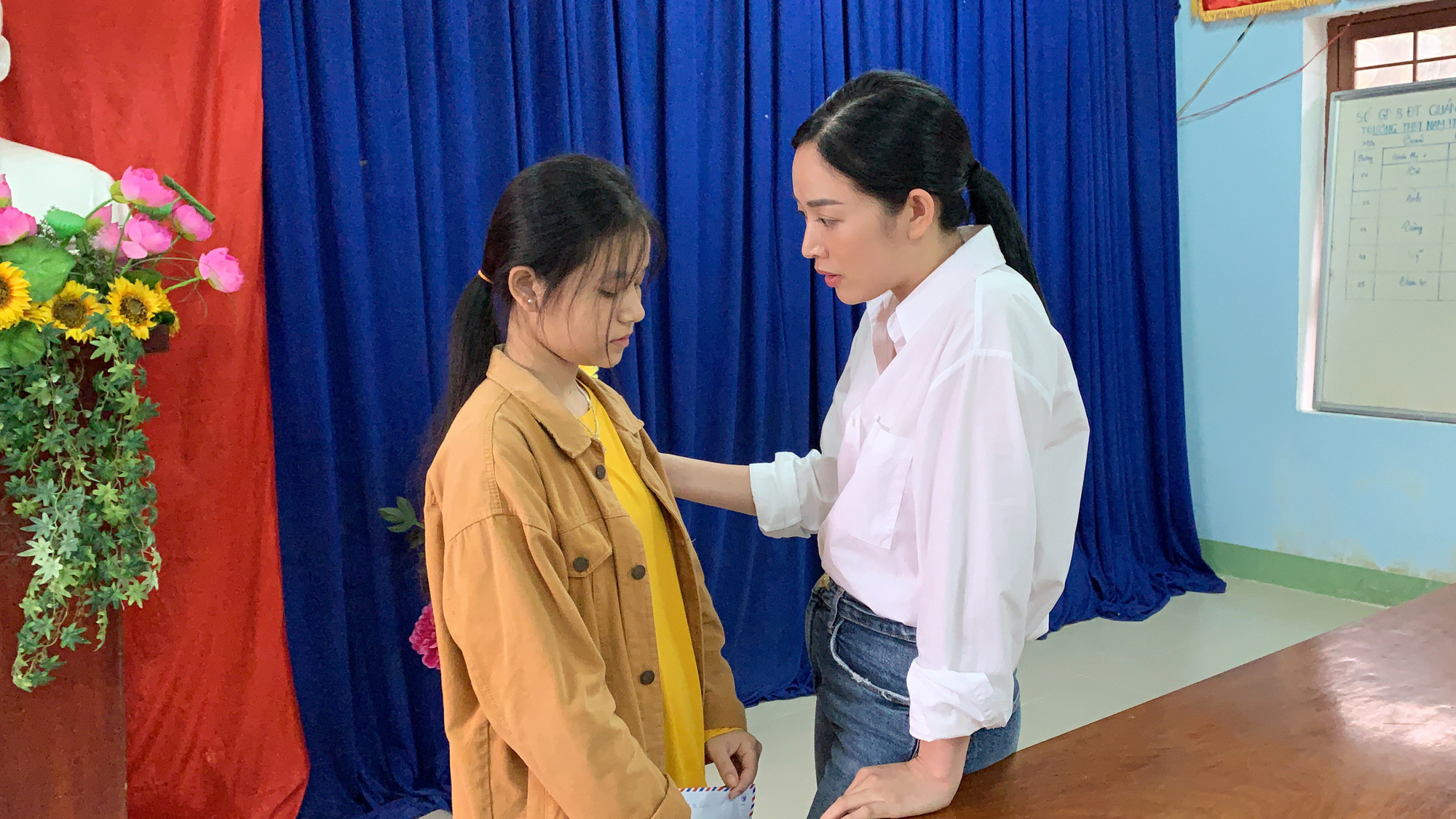 Mai Thanh Hà động viên, trao quà cho các em học sinh sau vụ sạt lở Trà Leng - Ảnh 1.