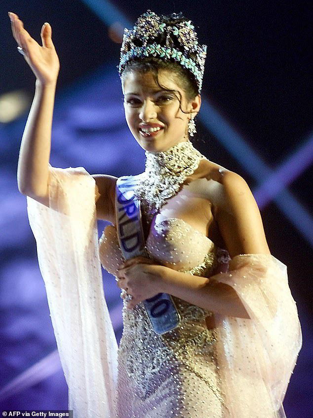 Hoa hậu Thế giới 2000 kể lại sự cố suýt “lộ hàng” trong khoảnh khắc đăng quang - Ảnh 2.