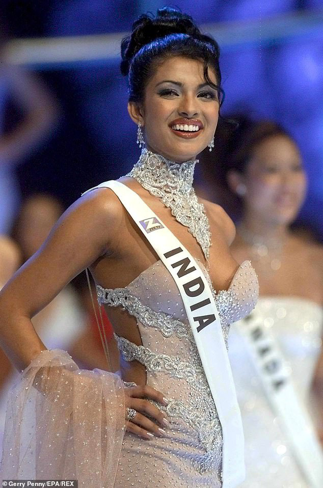 Hoa hậu Thế giới 2000 kể lại sự cố suýt “lộ hàng” trong khoảnh khắc đăng quang - Ảnh 1.