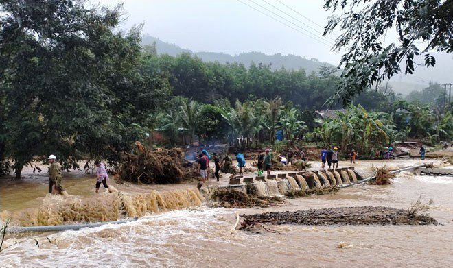 Bình Định: Lũ dữ bất ngờ “tấn công” nhà điều hành công trình thủy điện Vĩnh Sơn 5  - Ảnh 1.