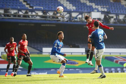 Fernandes đánh đầu gỡ hòa 1-1 cho M.U.