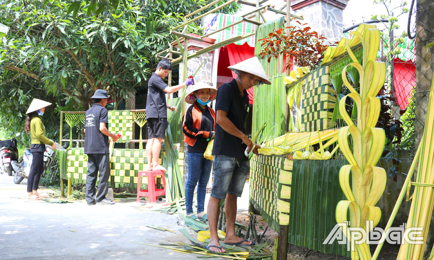 Tiền Giang: Rủ nhau làm cổng cưới độc lạ, ai xem cũng trầm trồ, vừa kiếm được tiền vừa được đi khắp nơi - Ảnh 1.