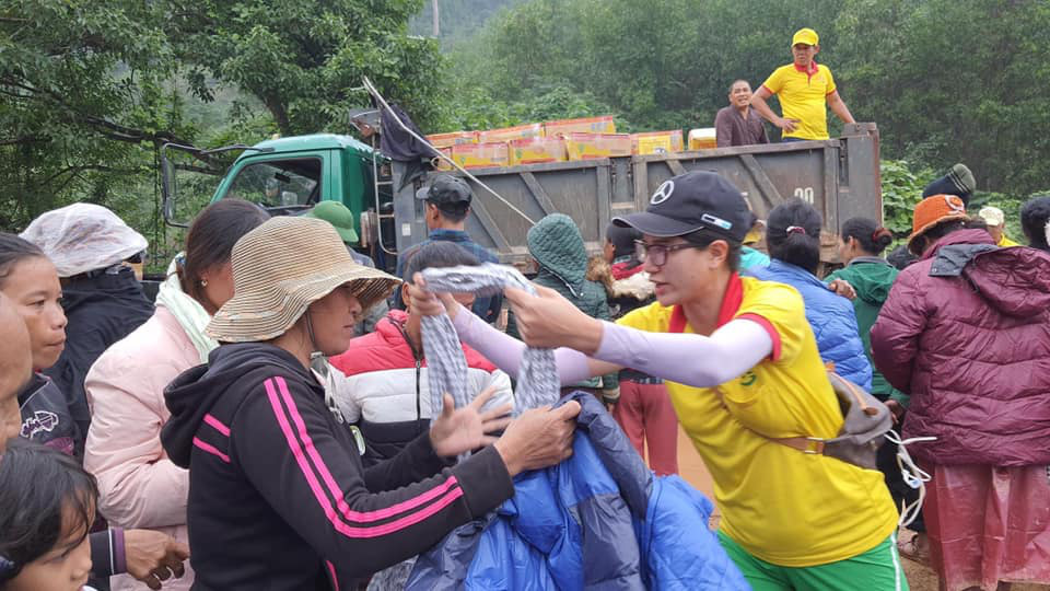 Thủy Tiên khóc vì bị anti-fan &quot;tẩy chay&quot; gay gắt: Hoài Linh nói lời &quot;gan ruột&quot; - Ảnh 2.