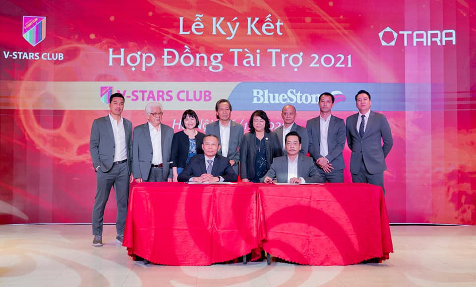 NSND Hoàng Dũng - Chủ tịch CLB V-Stars ký hợp đồng với nhà tài trợ