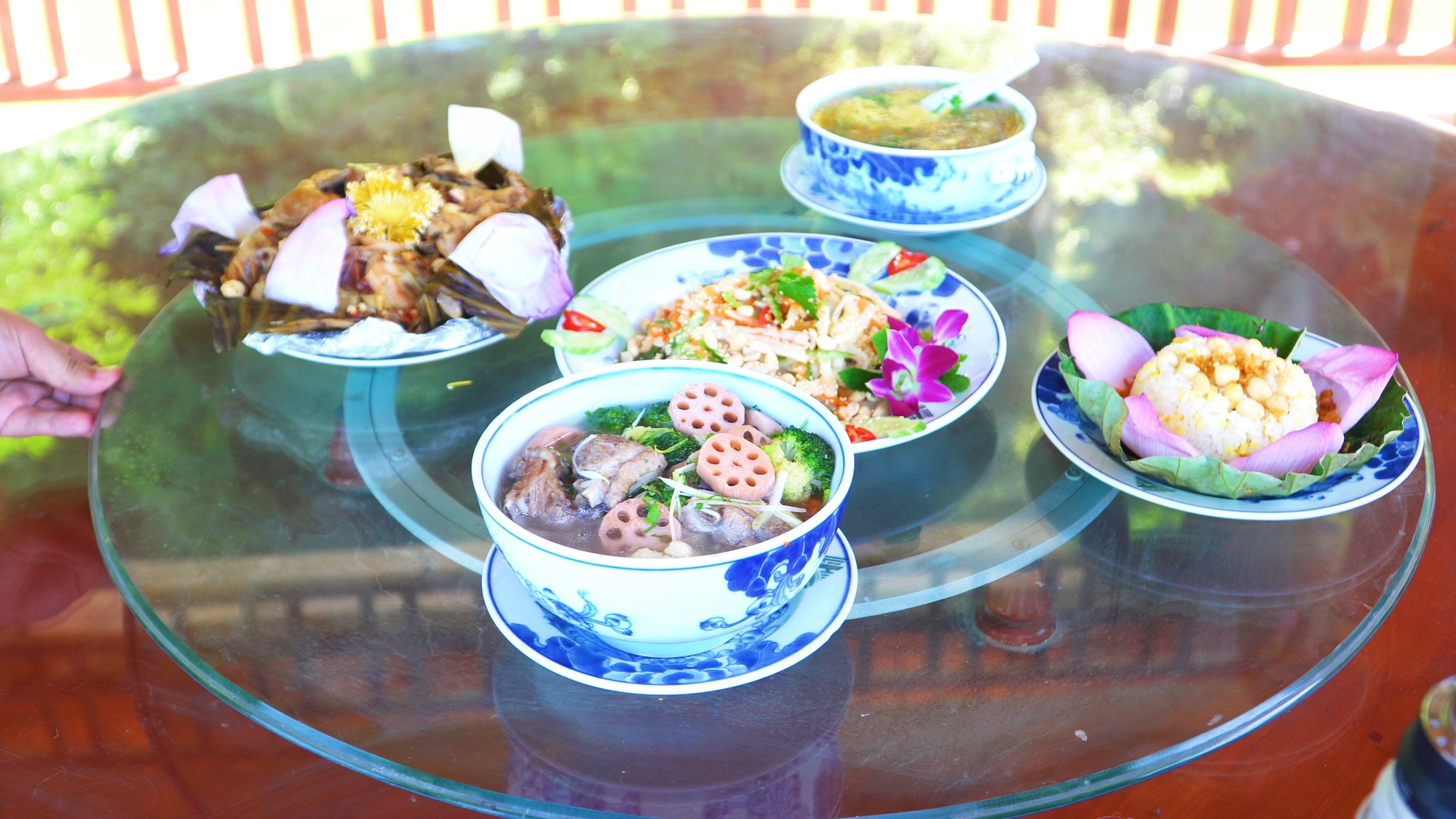 Du khách thích thú với trà, ẩm thực từ sen tươi giữa mùa đông ở Ninh Bình - Ảnh 4.