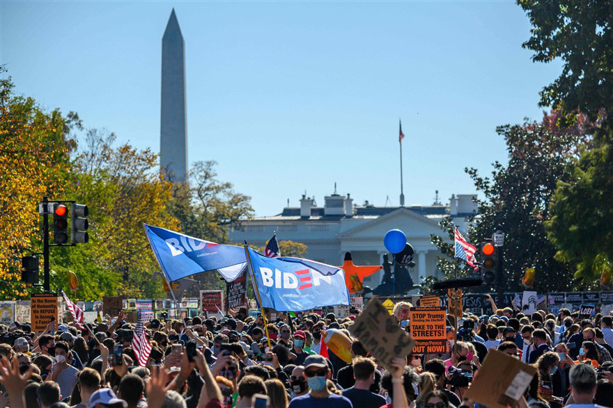 Người dân Mỹ tràn ra đường ăn mừng chiến thắng của ông Biden - Ảnh 7.