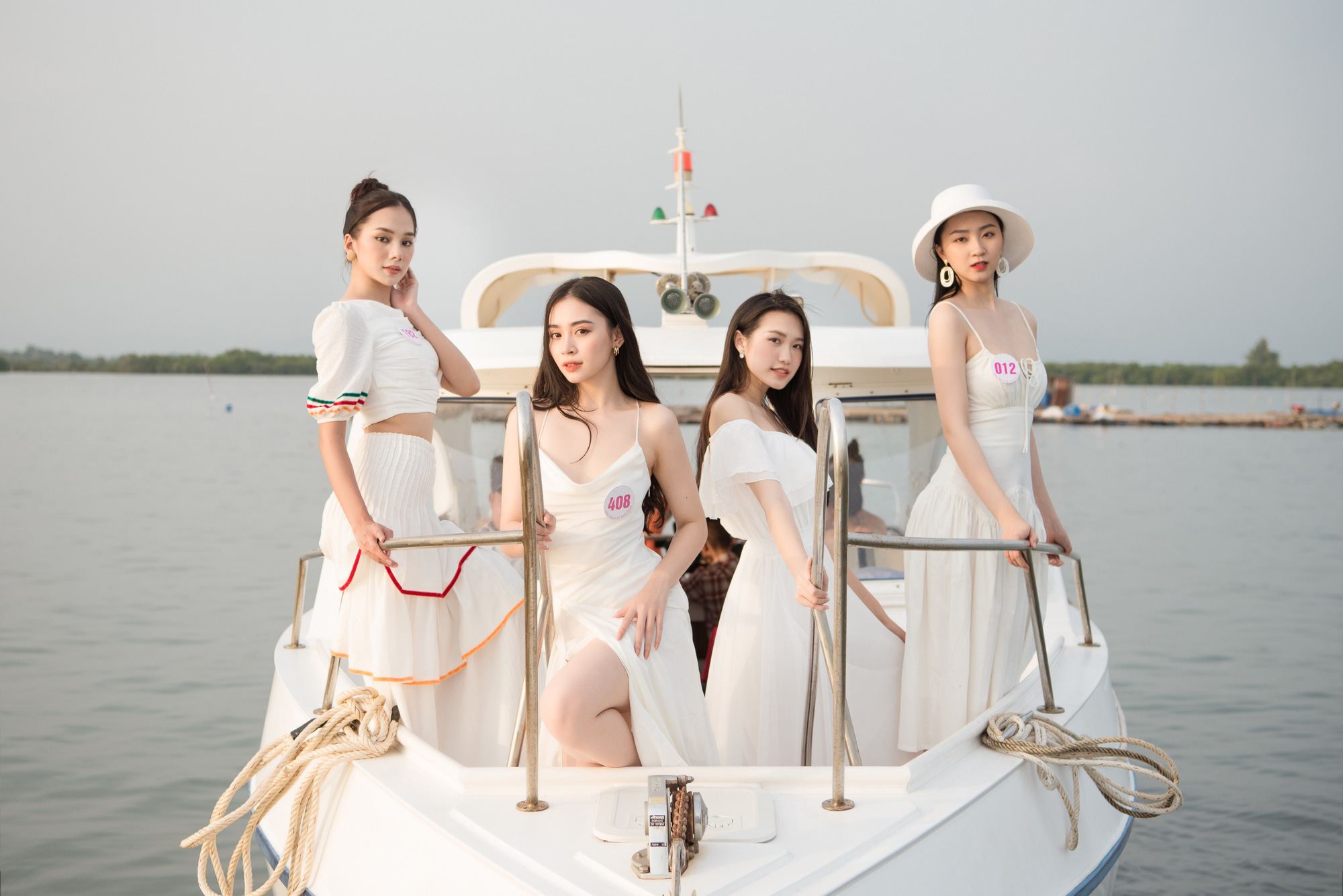 Ngây ngất vì thí sinh Hoa hậu Việt Nam 2020 mặc quyến rũ hút mắt trên du thuyền - Ảnh 1.