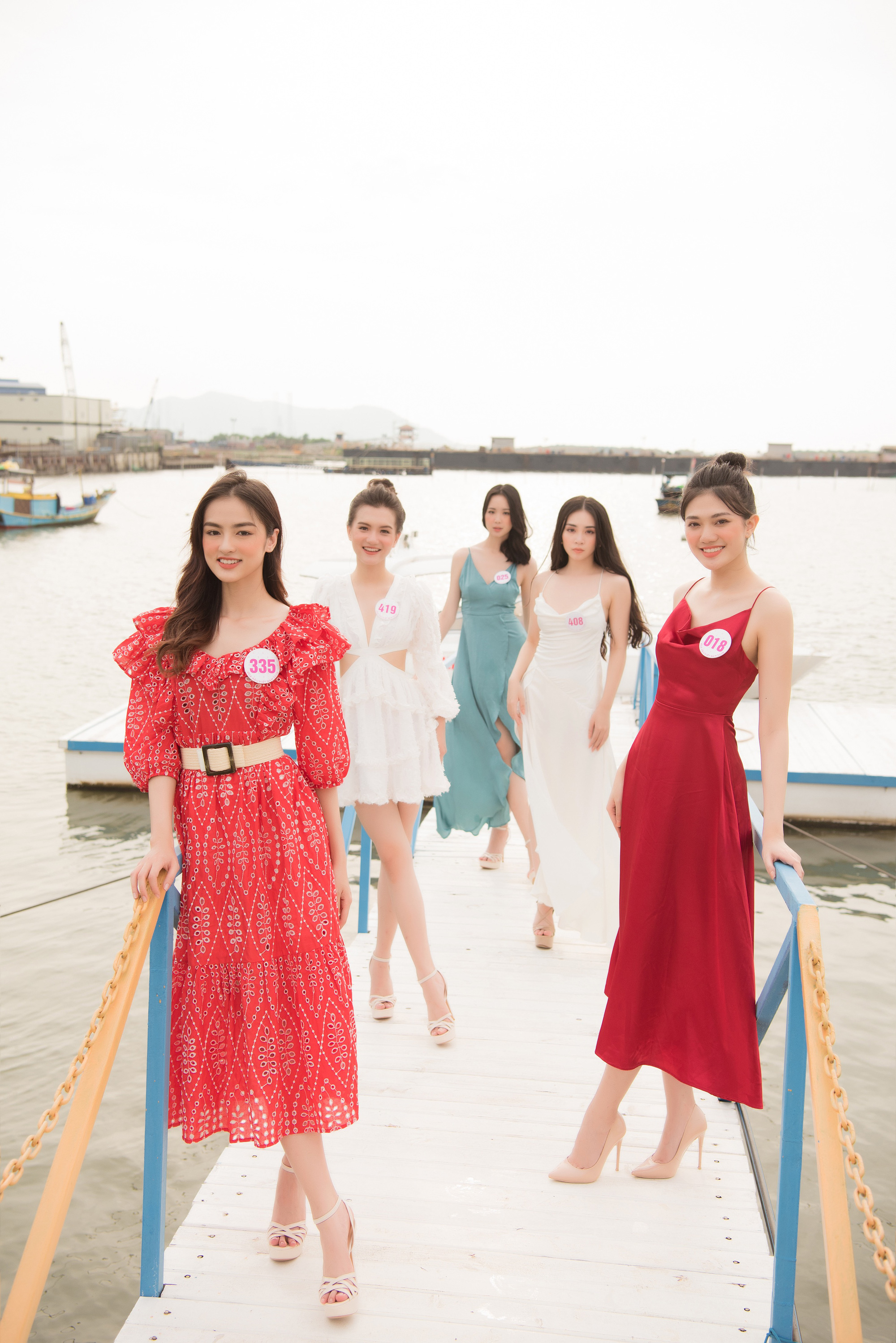 Ngây ngất vì thí sinh Hoa hậu Việt Nam 2020 mặc quyến rũ hút mắt trên du thuyền - Ảnh 5.