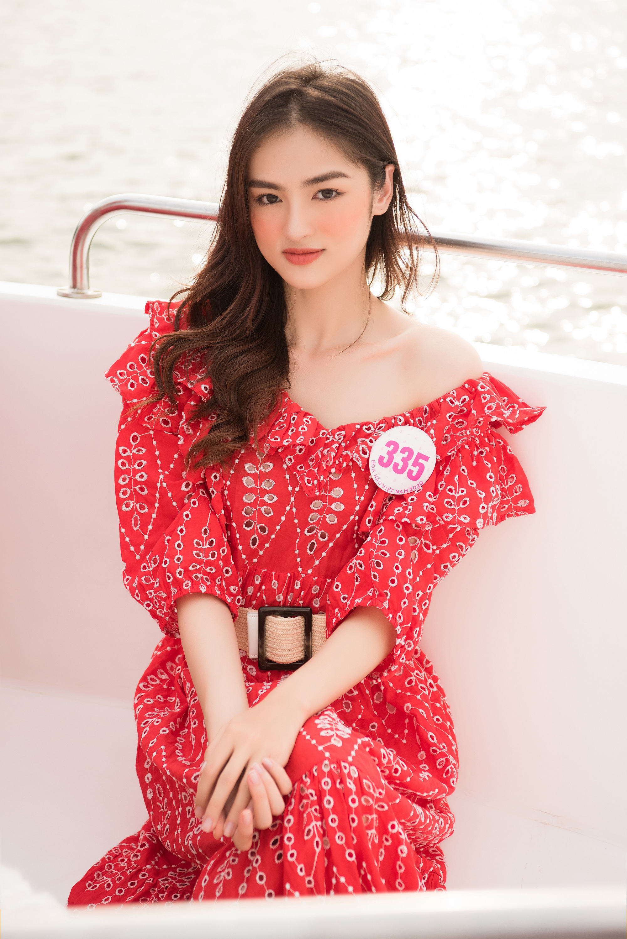 Ngây ngất vì thí sinh Hoa hậu Việt Nam 2020 mặc quyến rũ hút mắt trên du thuyền - Ảnh 3.