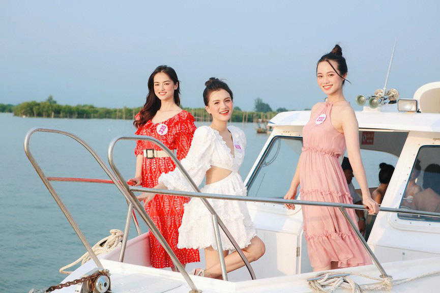 Ngây ngất vì thí sinh Hoa hậu Việt Nam 2020 mặc quyến rũ hút mắt trên du thuyền - Ảnh 6.
