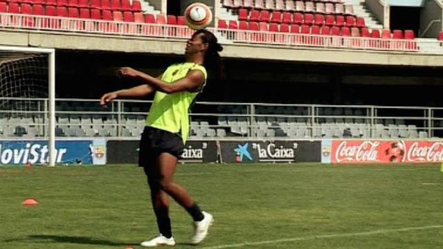 Ronaldinho khống chế bóng.