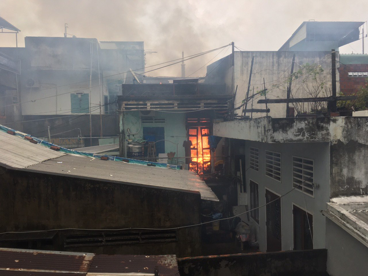 Bình Định: Nhà dân bất ngờ bốc cháy giữa mùa bão lũ - Ảnh 1.