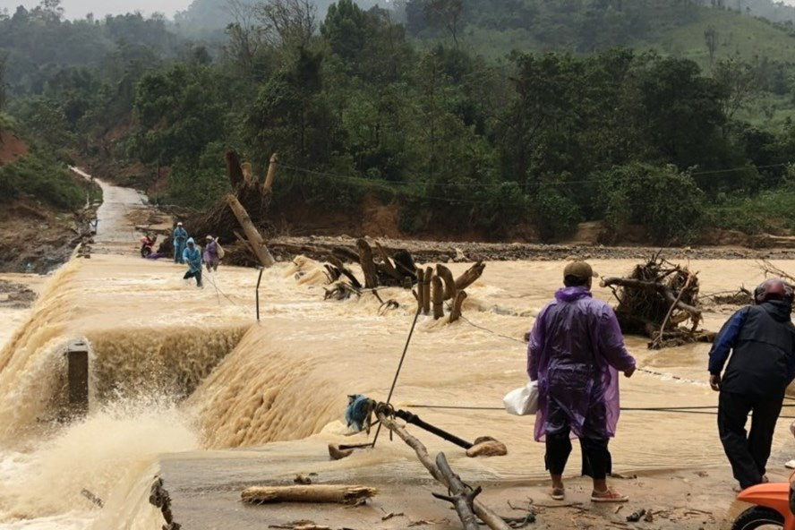 Thanh niên lao xuống dòng nước xiết cứu 3 phụ nữ thoát chết và cái kết cực đẹp - Ảnh 3.