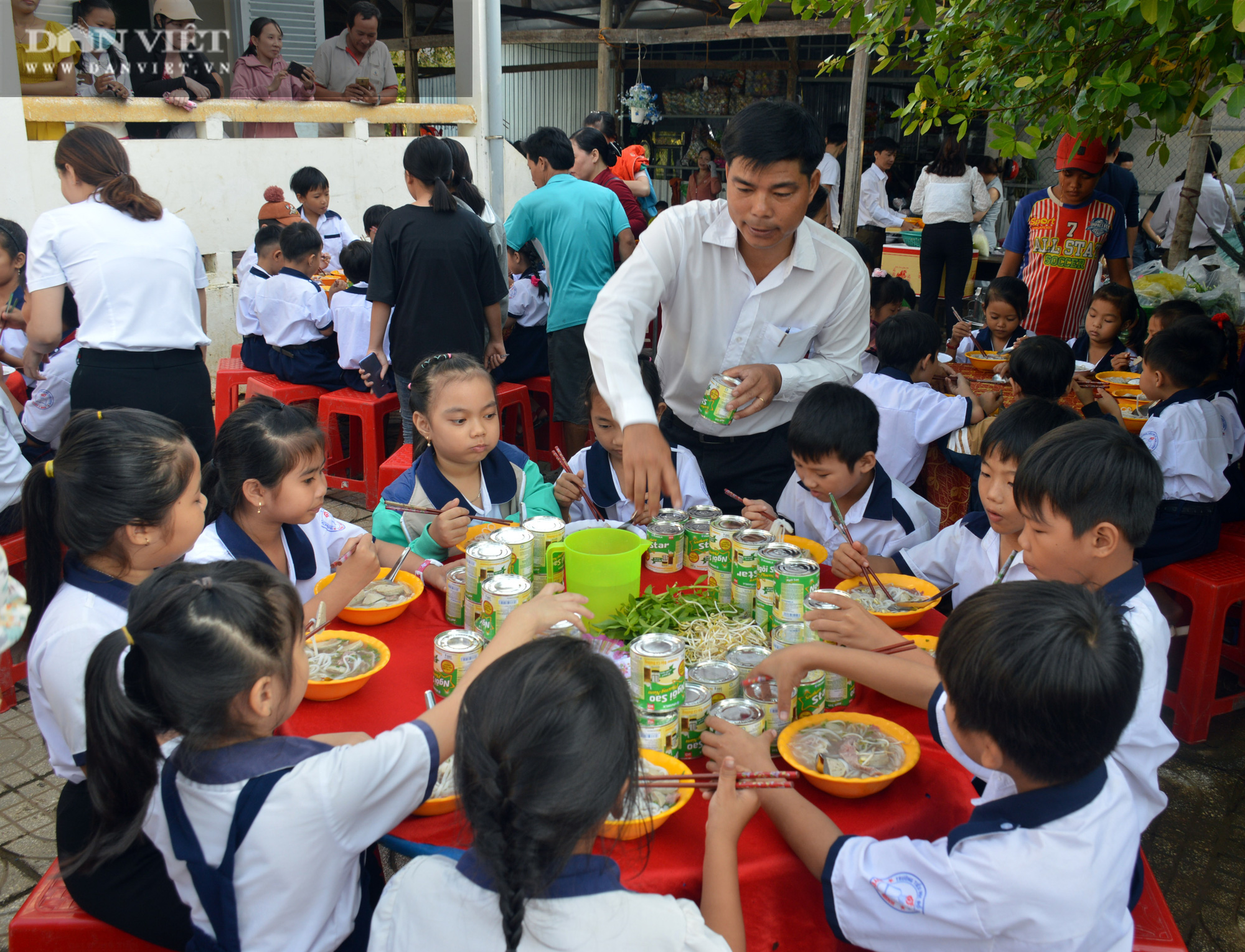 Ông Đoàn Ngọc Hải về U Minh tặng quà, mời học sinh ăn phở - Ảnh 6.