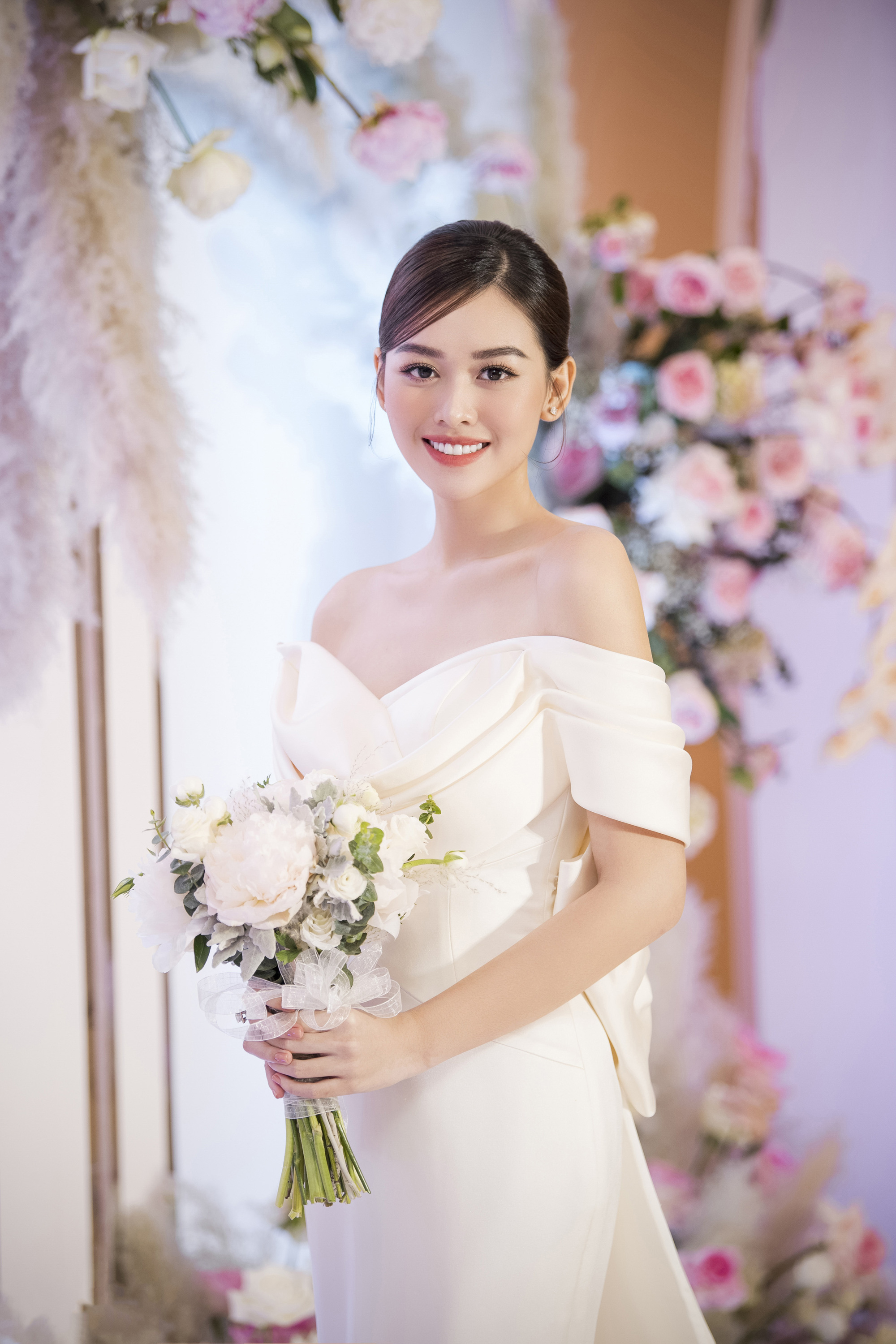 Tường San, cô gái điển trai và tài năng của nhóm nhạc HKT đã có một đám cưới cực kỳ ngọt ngào và lãng mạn cùng vợ mình. Hãy cùng xem những hình ảnh về lễ cưới của cả hai để cảm nhận được tình yêu và sự trân quý trong ngày trọng đại của họ.