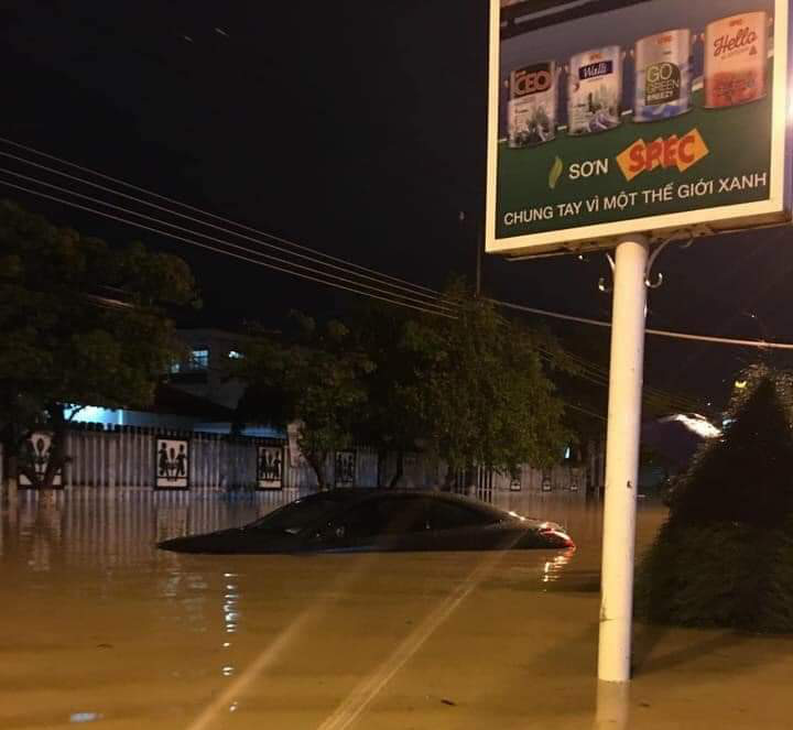 Nha Trang: Mưa lớn, nhiều nơi bị ngập sâu - Ảnh 1.