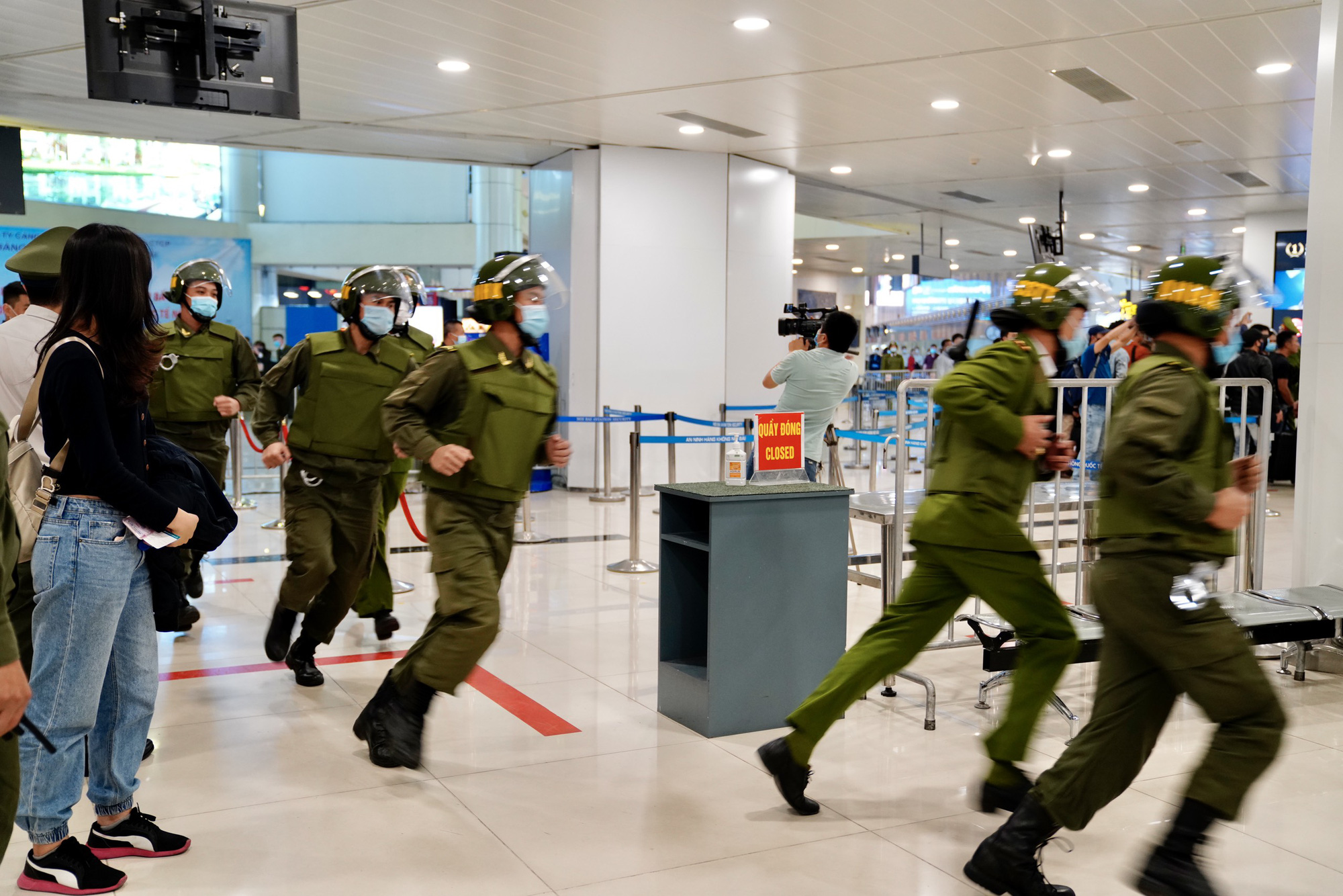 Diễn tập khẩn nguy đối phó với tình huống gây rối trật tự công cộng tạ nhà ga hành khách T1- Cảng HKQT Nội Bài - Ảnh 12.