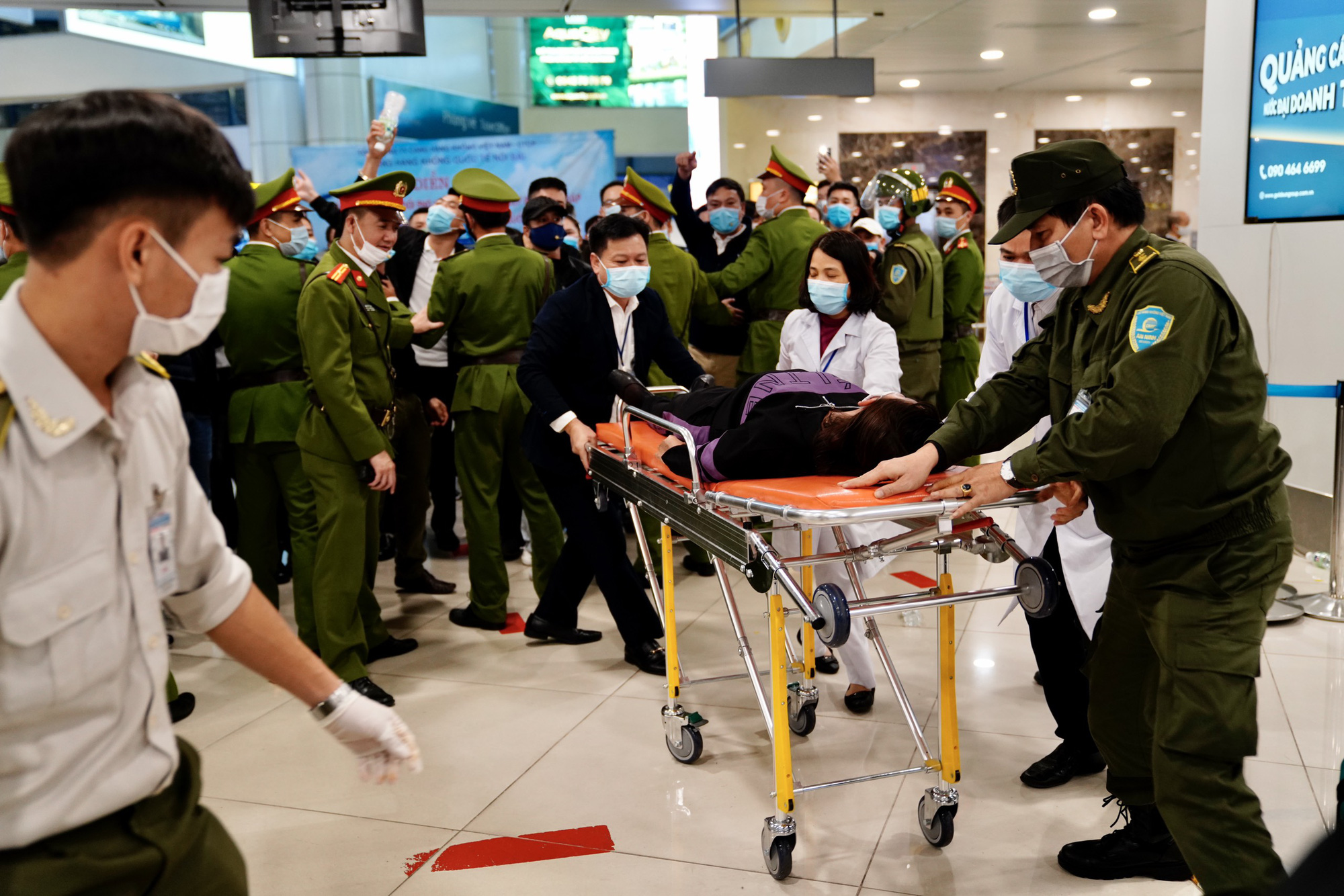 Diễn tập khẩn nguy đối phó với tình huống gây rối trật tự công cộng tạ nhà ga hành khách T1- Cảng HKQT Nội Bài - Ảnh 14.